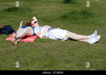 Wimbledon London, UK. 8. Mai.  Wimbledon Common ist überfüllt mit Sonnenanbeter an einem heißen Tag wie Klettern, Temperaturen bis 27 Grad Celsius in der Hauptstadt Credit: Amer Ghazzal/Alamy Live-Nachrichten Stockfoto