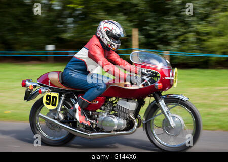 Chorley, Lancashire, UK. 8. Mai 2016. Die spektakuläre Motorrad-Sprint-Rennen veranstaltet von Sir Bernard de Hoghton in Hoghton Tower in Chorley, Lancashire.  Motorräder aus Classic/Vintage bis Superbike Ebene die Macht runter und einige Kautschuk auf den Schnupperkurs bergauf mal brennen.  Bildnachweis: Cernan Elias/Alamy Live-Nachrichten Stockfoto
