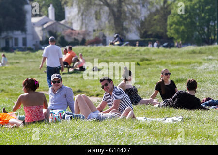 Wimbledon London, UK. 8. Mai.  Wimbledon Common ist überfüllt mit Sonnenanbeter an einem heißen Tag wie Klettern, Temperaturen bis 27 Grad Celsius in der Hauptstadt Credit: Amer Ghazzal/Alamy Live-Nachrichten Stockfoto