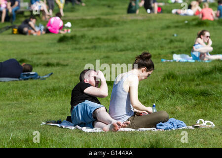 Wimbledon London, UK. 8. Mai.  Wimbledon Common ist überfüllt mit Sonnenanbeter an einem heißen Tag wie Klettern, Temperaturen bis 27 Grad Celsius in der Hauptstadt Credit: Amer Ghazzal/Alamy Live-Nachrichten Stockfoto