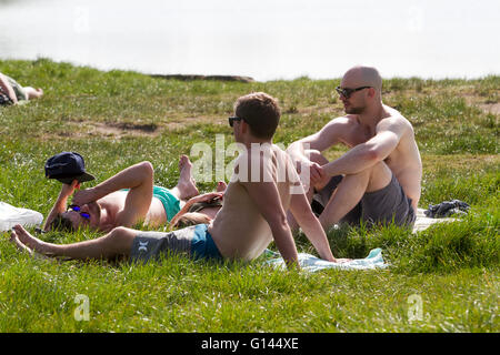 Wimbledon London, UK. 8. Mai.  Wimbledon Common ist überfüllt mit Sonnenanbeter an einem heißen Tag wie Klettern, Temperaturen bis 27 Grad Celsius in der Hauptstadt Credit: Amer Ghazzal/Alamy Live-Nachrichten Stockfoto