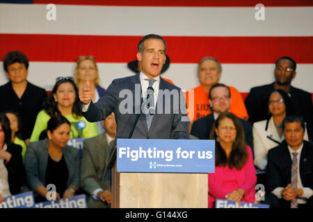 Los Angeles Bürgermeister Eric Garcetti führt Hillary Clinton im East Los Angeles College Cinco de Mayo, 2016 Stockfoto