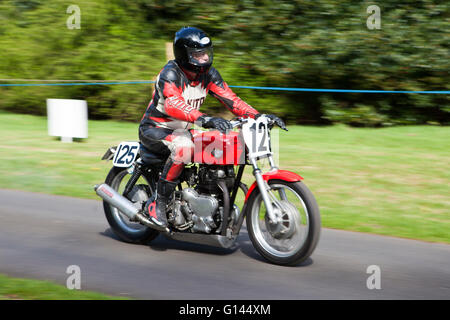 Chorley, Lancashire, UK. 8. Mai 2016. Die spektakuläre Motorrad-Sprint-Rennen veranstaltet von Sir Bernard de Hoghton in Hoghton Tower in Chorley, Lancashire.  Motorräder aus Classic/Vintage bis Superbike Ebene die Macht runter und einige Kautschuk auf den Schnupperkurs bergauf mal brennen.  Bildnachweis: Cernan Elias/Alamy Live-Nachrichten Stockfoto