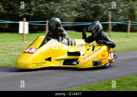 Chorley, Lancashire, UK. 8. Mai 2016. Die spektakuläre Motorrad-Sprint-Rennen veranstaltet von Sir Bernard de Hoghton in Hoghton Tower in Chorley, Lancashire.  Motorräder aus Classic/Vintage bis Superbike Ebene die Macht runter und einige Kautschuk auf den Schnupperkurs bergauf mal brennen.  Bildnachweis: Cernan Elias/Alamy Live-Nachrichten Stockfoto
