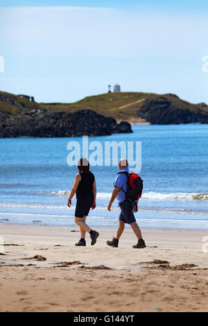 Anglesey, North Wales, UK Wetter - Temperaturen bleiben hoch mit den heißesten Tag des Jahres so weit. Strand goers genießen die heißesten Tag des Jahre auf rhosneigr Strand, während Sie in Richtung Llanddwyn Island Stockfoto