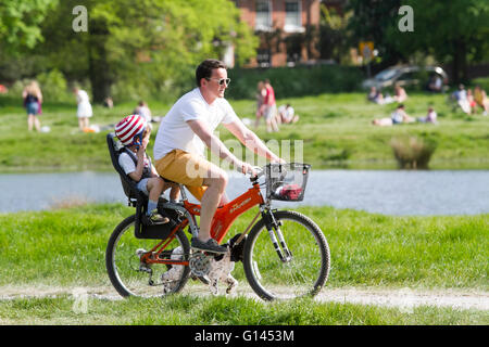 Wimbledon London, UK. 8. Mai.  Fahrrad-Fahrer auf Wimbledon Common an einem heißen Tag wie Klettern, Temperaturen bis 27 Grad Celsius in der Hauptstadt Credit: Amer Ghazzal/Alamy Live-Nachrichten Stockfoto