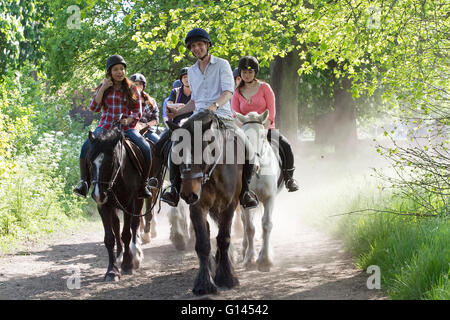 Wimbledon London, UK. 8. Mai. Reitern auf Wimbledon Common an einem heißen Tag wie Temperaturen 27 Grad Celsius in der Hauptstadt Credit Klettern: Amer Ghazzal/Alamy Live-Nachrichten Stockfoto