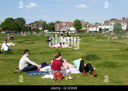 Wimbledon London, UK. 8. Mai.  Sonnenanbeter auf Wimbledon Common an einem heißen Tag wie Temperaturen steigen auf 27 Grad Celsius in der Hauptstadt Credit: Amer Ghazzal/Alamy Live-Nachrichten Stockfoto