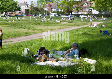 Wimbledon London, UK. 8. Mai.  Sonnenanbeter auf Wimbledon Common mit einem Picknick an einem heißen Tag wie Klettern, Temperaturen bis 27 Grad Celsius in der Hauptstadt Credit: Amer Ghazzal/Alamy Live-Nachrichten Stockfoto