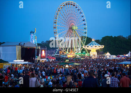 Ein Riesenrad gesehen in der "Rhein in Flammen" (lit.) Rhein in Flammen) Festival in Bonn, Deutschland, 7. Mai 2016. Zehntausende Besucher nahmen Teil an den Feierlichkeiten auf den lokalen Binneninseln Wiesen mit Musik, Fahrgeschäfte und großen Feuerwerk statt. Foto: VOLKER LANNERT/dpa Stockfoto