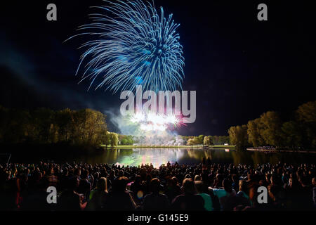 Feuerwerke erhellen den Himmel während der "Rhein in Flammen" (lit.) Rhein in Flammen) Festival in Bonn, Deutschland, 7. Mai 2016. Zehntausende Besucher nahmen Teil an den Feierlichkeiten auf den lokalen Binneninseln Wiesen mit Musik, Fahrgeschäfte und großen Feuerwerk statt. Foto: VOLKER LANNERT/dpa Stockfoto