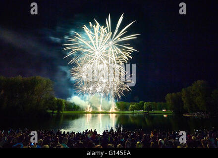 Feuerwerke erhellen den Himmel während der "Rhein in Flammen" (lit.) Rhein in Flammen) Festival in Bonn, Deutschland, 7. Mai 2016. Zehntausende Besucher nahmen Teil an den Feierlichkeiten auf den lokalen Binneninseln Wiesen mit Musik, Fahrgeschäfte und großen Feuerwerk statt. Foto: VOLKER LANNERT/dpa Stockfoto