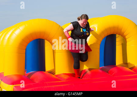 Poole, Dorset, UK. 8. Mai 2016.  Schaum Fest Dorset findet statt am Baiter Park, Poole.  Läufer Dodge, Tauchen, Klettern und Lachen ihren Weg durch eine urkomische Schaum gefüllt Hindernis-Parcours für ein 3 k Volkslauf organisiert von Naomi House und Jacksplace Kinder Hospiz.  Bildnachweis: Carolyn Jenkins/Alamy Live-Nachrichten Stockfoto