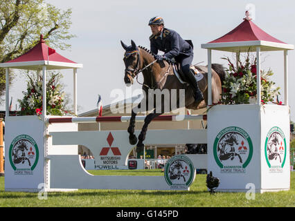 Badminton House, Badminton, UK. 8. Mai 2016. Mitsubishi Motors Badminton Horse Trials. Tag 5. Andreas Ostholt (GER) ‘So ist Et' während des Show Jumping Bestandteils der Mitsubishi Motors Badminton Horse Trials zu fahren. Bildnachweis: Aktion Plus Sport/Alamy Live-Nachrichten Stockfoto