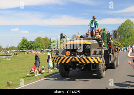 US Army Kaiser M52A2 Truck. Chestnut Sunday, 8. Mai 2016. Bushy Park, Hampton Court, London Borough of Richmond, England, Großbritannien, Großbritannien, Europa. Vintage- und Oldtimer-Parade und Ausstellungen mit Messegelände und militärischen Nachstellungen. Kredit: Ian Bottle / Alamy Live News Stockfoto