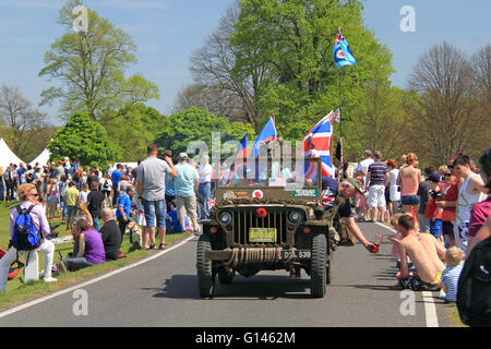 US Army Willys MB Jeep (1944). Chestnut Sunday, 8. Mai 2016. Bushy Park, Hampton Court, London Borough of Richmond, England, Großbritannien, Großbritannien, Europa. Vintage- und Oldtimer-Parade und Ausstellungen mit Messegelände und militärischen Nachstellungen. Kredit: Ian Bottle / Alamy Live News Stockfoto