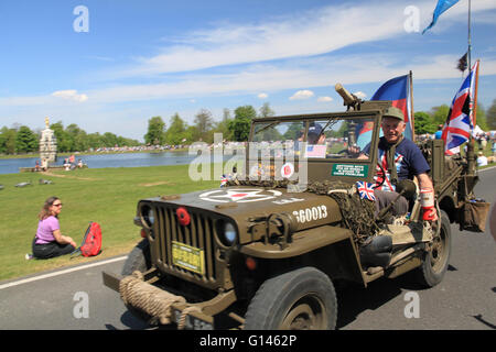 US Army Willys MB Jeep (1944). Chestnut Sunday, 8. Mai 2016. Bushy Park, Hampton Court, London Borough of Richmond, England, Großbritannien, Großbritannien, Europa. Vintage- und Oldtimer-Parade und Ausstellungen mit Messegelände und militärischen Nachstellungen. Kredit: Ian Bottle / Alamy Live News Stockfoto