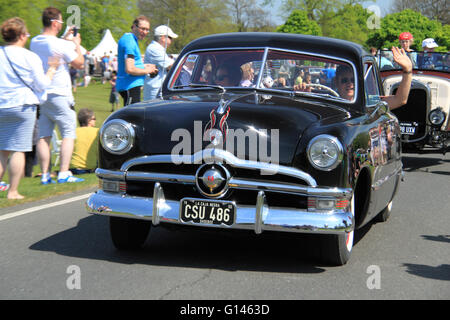 Ford Custom Sedan (1950) amerikanisches Automobil. Chestnut Sunday, 8. Mai 2016. Bushy Park, Hampton Court, London Borough of Richmond, England, Großbritannien, Großbritannien, Europa. Vintage- und Oldtimer-Parade und Ausstellungen mit Messegelände und militärischen Nachstellungen. Kredit: Ian Bottle / Alamy Live News Stockfoto