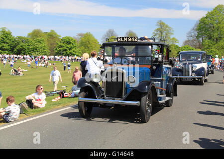 Austin 12/4 London Taxi (1934). Chestnut Sunday, 8. Mai 2016. Bushy Park, Hampton Court, London Borough of Richmond, England, Großbritannien, Großbritannien, Europa. Vintage- und Oldtimer-Parade und Ausstellungen mit Messegelände und militärischen Nachstellungen. Kredit: Ian Bottle / Alamy Live News Stockfoto