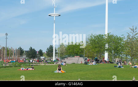 London UK.  8. Mai 2016 UK Wetter: herrlich warme sonnige am Queen Elizabeth Olympic Park Credit: Michael Tubi/Alamy Live News Stockfoto