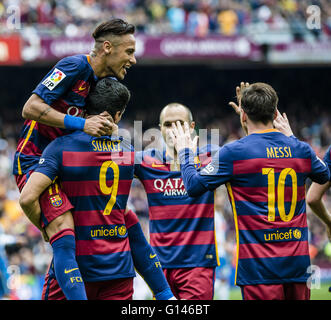 Barcelona, Katalonien, Spanien. 8. Mai 2016. FC Barcelona nach vorne SUAREZ feiert sein zweite Tor mit Teamkollegen während des BBVA-League-Spiels gegen RCD Espanyol im Camp Nou Stadion in Barcelona Credit scoring: Matthias Oesterle/ZUMA Draht/Alamy Live News Stockfoto