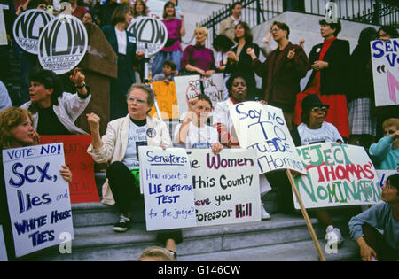 Demonstranten von der nationalen Organisation bestätigen für Frauen auf den Osten Stufen des United States Capitol in der Hoffnung, ein negatives Ergebnis bei der US-Senat-Abstimmung beeinflussen einzuberufen Richter Clarence Thomas Richter des Supreme Court in Washington, DC am 15. Oktober 1991 zu. Die Abstimmung war 52-48 in Thomas Gunst. Bildnachweis: Ron Sachs/CNP - kein Draht-Dienst- Stockfoto