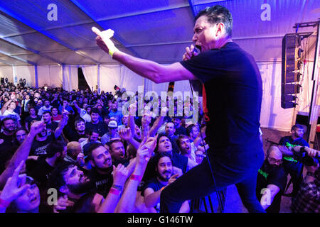 Oviedo, Spanien. 7. Mai 2016. Sänger Lou Koller singt während des Konzerts der US-amerikanische Hardcore-Punk-Band "Sick of It All" auf Otero Butal Fest auf ihrer Tour "30 Jahre" am 7. Mai 2016 in Oviedo, Spanien. Bildnachweis: David Gato/Alamy Live-Nachrichten Stockfoto