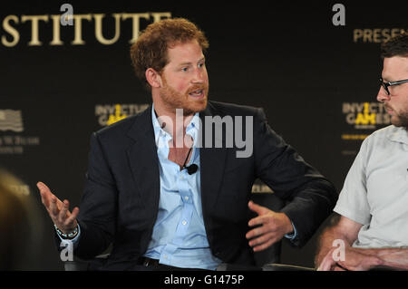 Lake Buena Vista, Florida, USA. 8. Mai 2016. Großbritanniens Prinz Harry beteiligt sich an einer Podiumsdiskussion auf dem 2016 Invictus Games Symposium über unsichtbare Wunden präsentiert von George W. Bush Institut im Schatten von Green Hotel in Walt Disney World am 8. Mai. 2016. Credit: Paul Hennessy/Alamy Live-Nachrichten Stockfoto