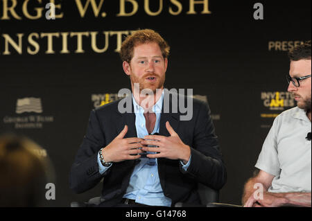 Lake Buena Vista, Florida, USA. 8. Mai 2016. Großbritanniens Prinz Harry beteiligt sich an einer Podiumsdiskussion auf dem 2016 Invictus Games Symposium über unsichtbare Wunden präsentiert von George W. Bush Institut im Schatten von Green Hotel in Walt Disney World am 8. Mai. 2016. Credit: Paul Hennessy/Alamy Live-Nachrichten Stockfoto