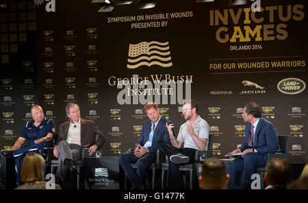 Lake Buena Vista, Florida, USA. 8. Mai 2016. Invictus Games Konkurrent Lance Corporal John James Chalmers (zweiter von rechts) spricht während einer Podiumsdiskussion auf dem 2016 Invictus Games Symposium über unsichtbare Wunden präsentiert von George W. Bush Institut im Schatten von Green Hotel in Walt Disney World am 8. Mai. 2016. andere Panel-Mitglieder gezeigt werden (v.l) Master Sergeant Israel Del Toro, Jr., ehemaliger US-Präsident George W. Bush, Großbritanniens Prinz Harry und Panel-Moderator Jeremy Schaap. Bildnachweis: Paul Hennessy/Alamy Live-Nachrichten Stockfoto