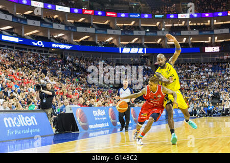 London, UK, 8. Mai 2016. Leicesters Neil Watson (5) treibt den Ball nach vorne mit Sheffield Antone Robinson (25) versucht, den Lauf beim BBL Basketball Play-off Finale zwischen Leicester Riders und Sheffield Haie in der O2-Arena vor einer riesigen Menschenmenge von Basketball-Fans in der Hauptstadt zu stoppen. Sheffield Haie gewinnen 84-77, mit Mike Tuck 20 Punkte insgesamt Credit: Imageplotter News und Sport/Alamy Live News Stockfoto