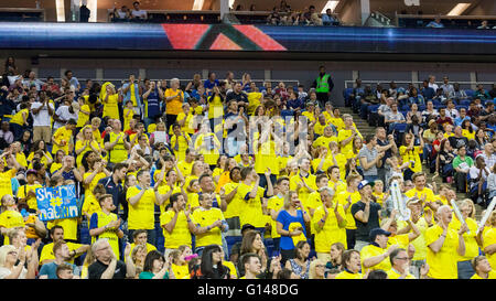 London, UK, 8. Mai 2016. Sheffield Fans begrüßen ihr Team beim BBL Basketball Play-off Finale zwischen Leicester Riders und Sheffield Haie in der O2-Arena vor einer riesigen Menschenmenge von Basketball-Fans in der Hauptstadt. Sheffield Haie gewinnen 84-77, mit Mike Tuck 20 Punkte insgesamt Credit: Imageplotter News und Sport/Alamy Live News Stockfoto