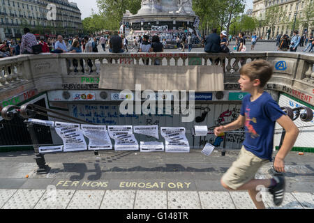 Paris, Frankreich. 8. Mai 2016. Ein Kind läuft vor Zeichen und einen geschlossenen u-Bahn-Eingang. Menschen versammeln sich jeden Abend Place De La République seit dem 31. März zu Debatte über Gesellschaft und Politik. Bildnachweis: David Bertho / Alamy Live News Stockfoto