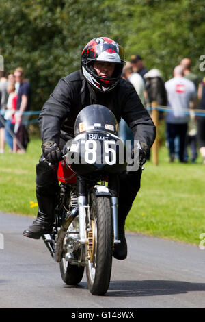 Chorley, Lancashire, UK. 8. Mai 2016. 85, Andy Berry, Royal Enfield Bullet, 1959, 499cc, bei der spektakulären Motorrad-Sprint-Rennen veranstaltet von Sir Bernard de Hoghton in Hoghton Tower in Chorley, Lancashire.  Motorräder aus Classic/Vintage bis Superbike Ebene die Macht runter und einige Kautschuk auf den Schnupperkurs bergauf mal brennen.  Bildnachweis: Cernan Elias/Alamy Live-Nachrichten Stockfoto