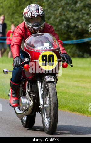 Chorley, Lancashire, UK. 8. Mai 2016. 90, George Whittaker, Suzuki, T500, 1972, 492cc  Die spektakuläre Motorrad sprint Rennen veranstaltet von Sir Bernard de Hoghton in Hoghton Tower in Chorley, Lancashire.  Motorräder aus Classic/Vintage bis Superbike Ebene die Macht runter und einige Kautschuk auf den Schnupperkurs bergauf mal brennen.  Bildnachweis: Cernan Elias/Alamy Live-Nachrichten Stockfoto