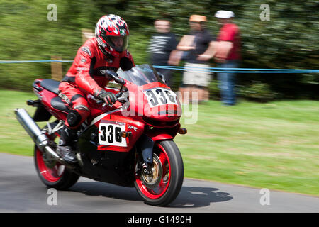 Chorley, Lancashire, UK. 8. Mai 2016. 336, David Harvey, Kawasaki, ZXGR, rot, an der spektakulären Motorrad-Sprint-Rennen veranstaltet von Sir Bernard de Hoghton in Hoghton Tower in Chorley, Lancashire.  Motorräder aus Classic/Vintage bis Superbike Ebene die Macht runter und einige Kautschuk auf den Schnupperkurs bergauf mal brennen.  Bildnachweis: Cernan Elias/Alamy Live-Nachrichten Stockfoto