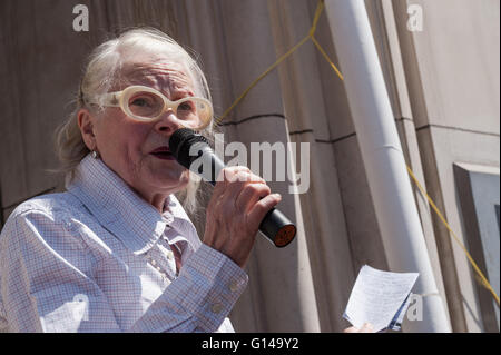 London, UK. 8. Mai 2016. Dame Vivienne Westwood hält eine Rede bei "Rückwärts gehen, auf den Klimawandel" Protest durch die Abteilung von Energie & Klimawandel. Wiktor Szymanowicz/Alamy Live-Nachrichten Stockfoto