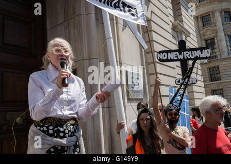 London, UK. 8. Mai 2016. Dame Vivienne Westwood hält eine Rede bei "Rückwärts gehen, auf den Klimawandel" Protest durch die Abteilung von Energie & Klimawandel. Wiktor Szymanowicz/Alamy Live-Nachrichten Stockfoto