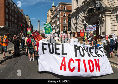 London, UK. 8. Mai 2016. AktivistInnen und Aktivisten aus Protest gegen die Regierungspolitik auf den Klimawandel zu sammeln. Teilnehmer marschierten nach hinten von oben von Whitehall, dem Department of Health, symbolisch Umkehrung der Regierung Aktionen zu verschiedenen Themen wie erneuerbare Energien, fossile Brennstoffe, Fracking, nachhaltigen Verkehr zeigen. Demonstranten appellierte, vorwärts zu gehen, anstatt rückwärts auf Klimapolitik in den ersten Jahrestag der gegenwärtigen Regierung. Wiktor Szymanowicz/Alamy Live-Nachrichten Stockfoto