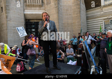 London, UK. 8. Mai 2016. Natalie Bennett, Führer der grünen Partei hält eine Rede bei "Rückwärts gehen, auf den Klimawandel" Protest durch das Department of Health. Wiktor Szymanowicz/Alamy Live-Nachrichten Stockfoto