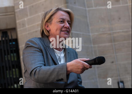 London, UK. 8. Mai 2016. Natalie Bennett, Führer der grünen Partei hält eine Rede bei "Rückwärts gehen, auf den Klimawandel" Protest durch das Department of Health. Wiktor Szymanowicz/Alamy Live-Nachrichten Stockfoto