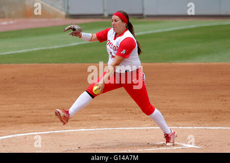 Houston, TX, USA. 8. Mai 2016. Houston Krug Julana Shrum #8 liefert einen Stellplatz im ersten Inning der NCAA Softball-Spiel zwischen Houston und Memphis vom Cougar Softball Stadium in Houston, Texas. Kredit-Bild: Erik Williams/Cal Sport Media/Alamy Live News Stockfoto