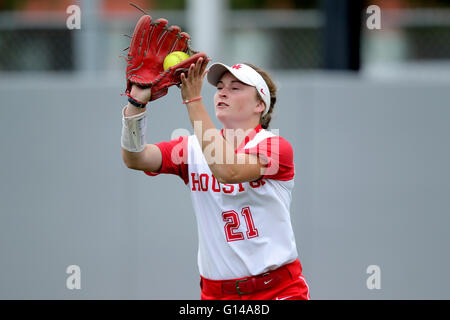 Houston, TX, USA. 8. Mai 2016. Houston Recht Fielder Elise LeBeouf #21 fängt einen Fly Ball für eine während der vierten Inning der NCAA-Softball-Spiel zwischen Houston und Memphis vom Cougar Softball Stadium in Houston, Texas. Kredit-Bild: Erik Williams/Cal Sport Media/Alamy Live News Stockfoto