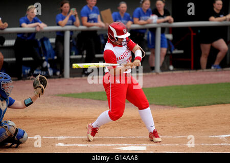 Houston, TX, USA. 8. Mai 2016. Houston erster Basisspieler Courtney Klingler #16 schwingt für einen einzigen linken Feld während der zweiten Inning der NCAA Softball Spiel zwischen Houston und Memphis vom Cougar Softball Stadium in Houston, Texas. Kredit-Bild: Erik Williams/Cal Sport Media/Alamy Live News Stockfoto