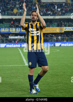 Verona, Italien. 8. Mai 2016. Luca Toni von Verona grüßt seine Fans nach der italienischen Serie A-Fußball-Spiel gegen Juventus Turin in Verona, Italien, 8. Mai 2016. © Alberto Lingria/Xinhua/Alamy Live-Nachrichten Stockfoto