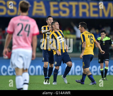 Verona, Italien. 8. Mai 2016. Federico Viviani (C) Verona feiert sein Tor in der italienischen Serie A-Fußball-Spiel gegen Juventus Turin in Verona, Italien, 8. Mai 2016. © Alberto Lingria/Xinhua/Alamy Live-Nachrichten Stockfoto