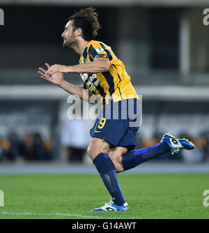 Verona, Italien. 8. Mai 2016. Luca Toni von Verona feiert ein Ziel in der italienischen Serie A-Fußball-Spiel gegen Juventus Turin in Verona, Italien, 8. Mai 2016. © Alberto Lingria/Xinhua/Alamy Live-Nachrichten Stockfoto