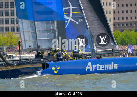 New York, USA. 8. Mai 2016. Die Crew der Artemis Team Schweden Küste auf die letzte Markierung im ersten Rennen. Sechs Konkurrenten für den Louis Vuitton America Cup wetteiferten um die Stellung der Cup World Series Event in New York City, einer aus einer Reihe von Rennveranstaltungen bestimmt der Gesamtwertung der einzelnen Teams für die kommende Meisterschaft in Bermuda im Jahr 2017; Artemis Racing Team Schweden, Groupama Team France und Emirates Team New Zealand, die jeweils eines der Rennen und der späteren gewonnen wurde Sieger der Veranstaltung basierend auf gesammelten Punkte beurteilt. Stockfoto