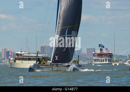 New York, USA. 8. Mai 2016. Artemis Team Schweden mit geblähten Segeln Rennen in Richtung einer Marke im ersten Rennen. Sechs Konkurrenten für den Louis Vuitton America Cup wetteiferten um die Stellung der Cup World Series Event in New York City, einer aus einer Reihe von Rennveranstaltungen bestimmt der Gesamtwertung der einzelnen Teams für die kommende Meisterschaft in Bermuda im Jahr 2017; Artemis Racing Team Schweden, Groupama Team France und Emirates Team New Zealand, die jeweils eines der Rennen und der späteren gewonnen wurde Sieger der Veranstaltung basierend auf gesammelten Punkte beurteilt. Stockfoto