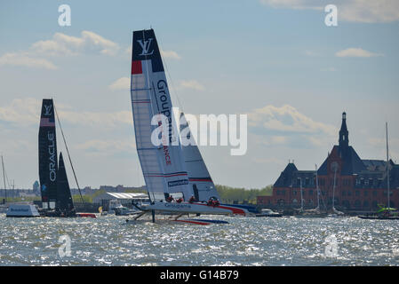 New York, USA. 8. Mai 2016. Groupama Team France und Oracle Team USA Kopf für eine Markierung in der Nähe der Küste von New Jersey im dritten Rennen. Sechs Konkurrenten für den Louis Vuitton America Cup wetteiferten um die Stellung der Cup World Series Event in New York City, einer aus einer Reihe von Rennveranstaltungen bestimmt der Gesamtwertung der einzelnen Teams für die kommende Meisterschaft in Bermuda im Jahr 2017; Artemis Racing Team Schweden, Groupama Team France und Emirates Team New Zealand, die jeweils eines der Rennen und der späteren gewonnen wurde Sieger der Veranstaltung basierend auf gesammelten Punkte beurteilt. Stockfoto